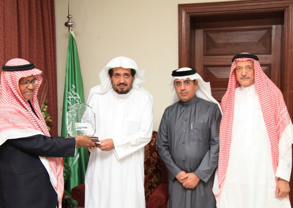 saud_abdulghani's tweet photo. معالي الاستاذ الدكتور محمد بن علي بن فراج العقلا رحمه الله ولد في مكة المكرمة عام 1378هـ ونشأ ودرس بها، كان مديراً للجامعة الاسلامية في المدينة المنورة مدة 6 سنوات فقط، إلا أن إنجازاته توازي سنوات طوال خاصة وقد ظهر قطاف غرسه بعد تطور الجامعة بمختلف مجالاتها وما حدث بها من إنجازات، قال عنه الأستاذ الدكتور زايد بن عجير الحارثي: "في هذا اليوم الثلاثاء الموافق الحادي عشر من شهر جمادى الآخرة لعام ألفٍ وأربعمائةٍ وسبعةٍ وأربعين من الهجرة النبوية، الموافق الثاني من شهر ديسمبر لعام ألفين وخمسٍ وعشرين ميلادية، توفي معالي الدكتور محمد العقلا رحمه الله رحمةً واسعة، وأسكنه فسيح جناته. فقد كان مديرًا للجامعة الإسلامية بالمدينة المنوّرة، وقبلها كان وكيلاً لجامعة أم القرى للدراسات العليا والبحث العلمي، وقبلها كان عميدًا لكلية الشريعة والدراسات الإسلامية، وقبلها كان رئيسًا لقسم الاقتصاد الإسلامي بجامعة أم القرى، وغيرها من المناصب واللجان على مستوى الجامعة والوطن. كان رجلَ دولةٍ وإنسانيةٍ من الطراز الأول؛ اتسم بخصالٍ وأعمالٍ نادرةٍ ومشرّفة تجاوزت محيطه ومحيط من يمتّ لهم بصلة. لم يبخل بجاهه ولا بمكانته في خدمة الناس والمحتاجين، عرفهم أم لم يعرفهم، فهو — كما أعلم — من الذين اختصهم الله بقضاء حوائج الناس في كل مراحل حياته. ولا غرابة في ذلك، فهو وليد أسرةٍ معروفةٍ بالعلم والأخلاق والإخلاص والعطاء؛ فوالده الشيخ علي العقلا رحمه الله كان معروفًا بالعلم والحكمة والفضيلة وحسن التربية والتعليم. ربّى أولاده ونشّأهم أفضل تنشئةٍ نموذجيةٍ دينيةٍ ووطنيةٍ واجتماعية. فالشيخ فراج رحمه الله رجل الدولة المعروف بالخصال الحميدة والأفعال المجيدة، يشهد له بها كل من عرفه من ولاة الأمر إلى أبسط رجل عادي. وكذلك الدكتور عبدالعزيز رحمه الله، ثم الأستاذ عبدالرحمن — أطال الله في عمره ومتّعه بالصحة والعافية — ثم أخيرًا معالي الدكتور صالح، رئيس الجامعة الإسلامية حاليًا. وتلك لمحة عن البيئة الأسرية التي عاش وتربّى وتعلّم في كنفها معالي الصديق الحبيب أبو طارق رحمه الله، الذي تشرف بمعرفته كل من تعامل معه. ولعل ما تركه من آثارٍ وأعمالٍ في جامعة أم القرى أو الجامعة الإسلامية، وأينما حلّ أبو طارق رحمه الله وأُسند إليه منصبٌ أو عملٌ أو لجنةٌ أو استشارة، فقد أبدع وأخلص وتفانى وبذل، فكسب محبة كل من عمل معه وتعامل معه؛ فأينما حلّ نفع. فوالله إن ما تمتع به فقيدنا رحمه الله من صفاتٍ وأعمالٍ يغبطه عليها الكثيرون، فهنيئًا له بما حَبَاه الله من مزايا، ومن أهمها:
• الصبر على البلاء والشدة، • البذل والعطاء، • كسب محبة الآخرين — وما أكثرهم — • الولاء والوفاء لوطنه وولاة أمره، • روح الفكاهة وتفريج هموم الآخرين، • فضلاً عن التربية الحسنة النموذجية لأبنائه وبناته وكل من تولّى أمرهم. فطارق وعُقيل وعبدالله والبنات نماذج وصور من تربية محمد العقلاء.
د. محمد العقلا يرحمه الله
وقبل الختام أتوجه إلى الله السميع العليم أن يرحم الحبيب والصديق والعالِم معالي الدكتور محمد بن علي العقلا، وعزائي لنفسي ولأبنائه البَرَرة، ولأخي وحبيبي وصديقي الأستاذ عبدالرحمن، ومعالي الدكتور صالح، وللأسرة كافة، ولكل محبي وأصدقاء أبو طارق. فهذه مشاعر عاجلة، فيضٌ من غيض، أردت أن أعبّر بها عن جزء مما أكنّه وأحمله وأعرفه عن أبي طارق رحمه الله. فحقه عليّ وعلى كل من أحبه وتعامل معه يقتضي أن أفرد له بعضًا مما يستحق قريبًا بإذن الله".
وقال عنه د. محمد بن مصطفى النعمان: "رحل معالي د.محمد العقلا، وارتفعت معه ملامح رجل كان إذا ذُكر اسمه اتسعت المجالس نوراً، وتتابعت شهادات الثناء من زملائه وطلابه ومحبيه، حتى غدت سيرته طيباً ينساب ولا يختلف عليه اثنان، من عرفه وجد في قربه اتساعاً في القلب، وفي حديثه ما يطمئن النفس، نسأل الله أن يرحمه ويجعله في عليين". 
توفي معالي الاستاذ الدكتور محمد بن علي بن فراج العقلا في مكة المكرمة خلال شهر جمادى الآخرة عام 1447هـ عن عمر يناهز الـ 69 عاماً ودفن بمكة المكرمة، رحمه الله وأسكنه فسيح جناته (المصدر صحيفة مكة الإلكترونية/ مقال: أ.د زايد بن عجير الحارثي حفظه الله).