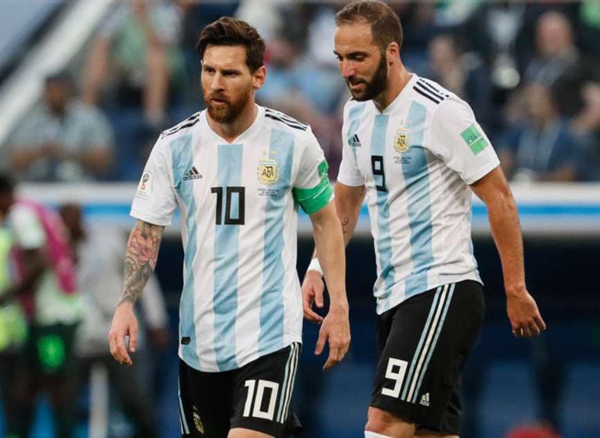 🚨🚨🚨🚨🚨🚨🚨🚨🚨🎙️

غونزالو هيغواين:

عندما خسرنا نهائي كأس العالم 2014، لم يتحدث معي أحد في غرفة الملابس. 

جلستُ صامتًا، أشعرُ أن العالم بأسره يُلقي باللوم عليّ. 

نظر إليّ بعض زملائي في الفريق بغضب، وشعرتُ بثقل الذنب على كتفي

اقترب مني ميسي وعانقني وقال:

لا بأس، هذه هي كرة