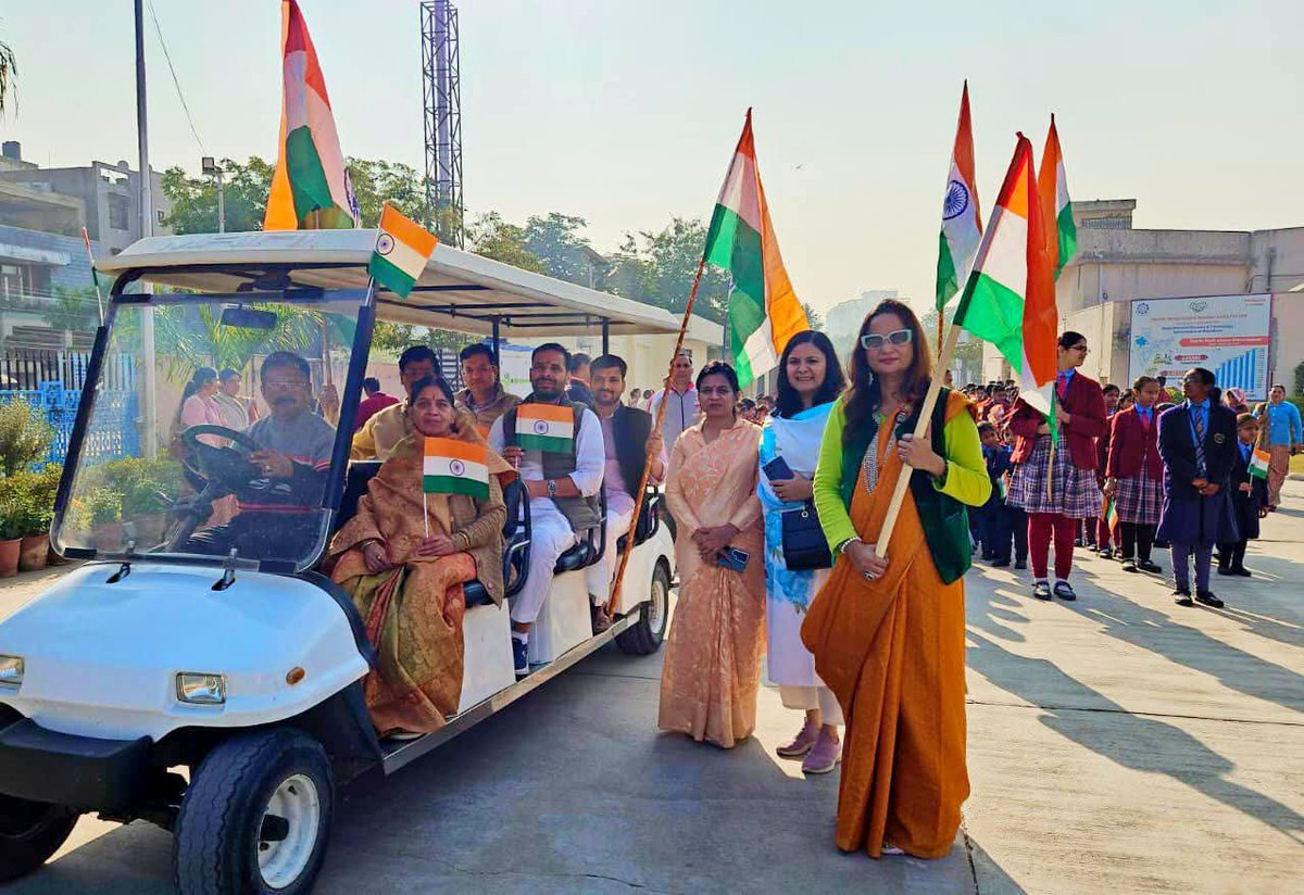 DaisySharmag's tweet photo. गर्व है कि हमारे  ##VandeMataram रैली के मुख्य अतिथि @mithileshjaipur थे वह व्यक्तित्व जिन्होंने सेवा, समर्पण और अनुशासन से कई “रत्न” सहेजे हैं। 🙏
उनकी प्रेरणादायक शब्दों ने हर आंख में देश के लिए गर्व और श्रद्धा हर दिल में देशप्रेम की लहर जगायी। 🙌 @BJP4Rajasthan @BhajanlalBjp https://t.co/MtMUx2hWZc