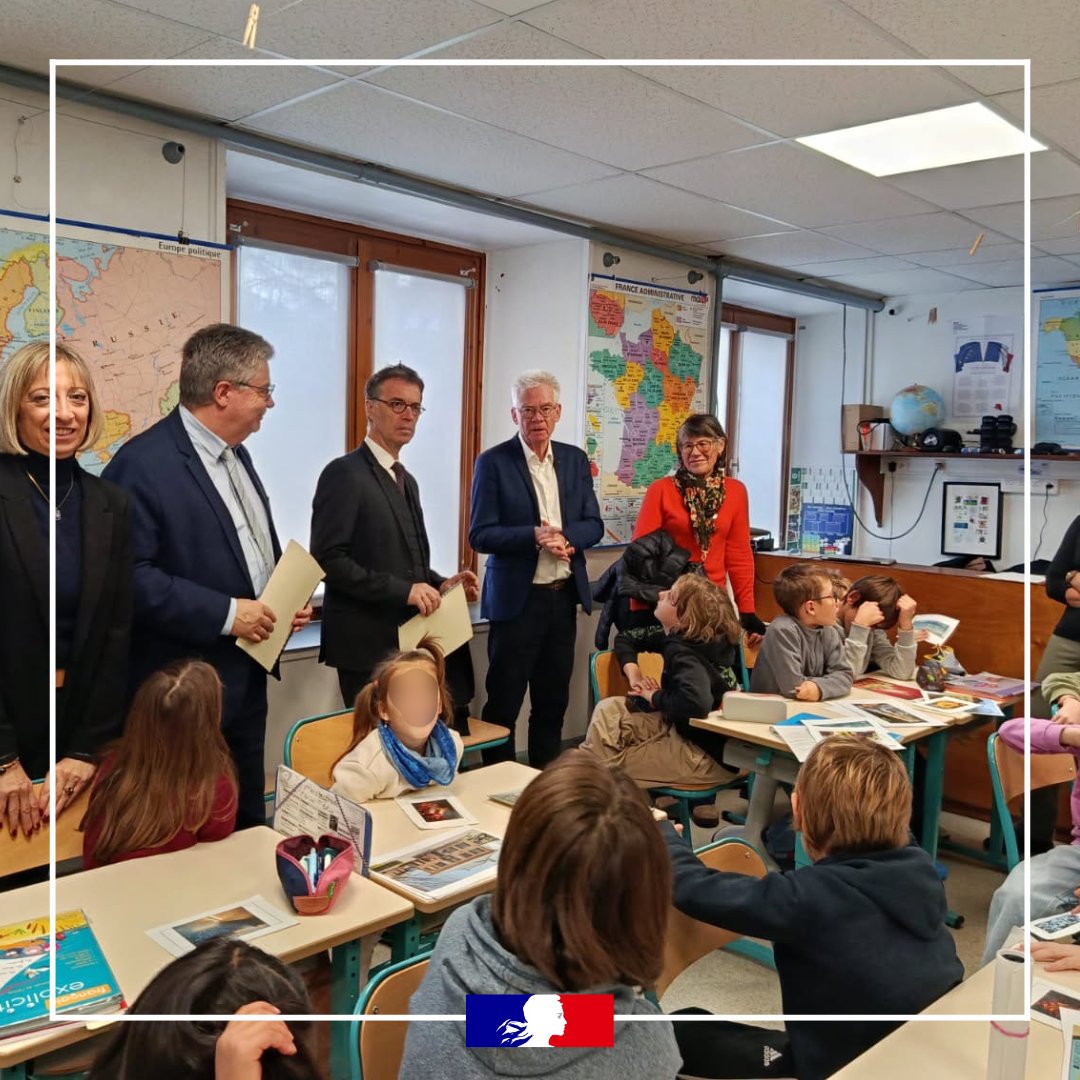 acgrenoble's tweet photo. 🏫 À St-Gervais (@Dep_74), le recteur en immersion dans des classes uniques, au cœur de la montagne ! 🏔️

L'école de Bionnay et du Mt Joly illustrent le dynamisme de ces territoires ✨: échanges sur le patrimoine local et la notion d'habitat en géographie, avec le maire @PEILLEX https://t.co/6MJjueGtqM