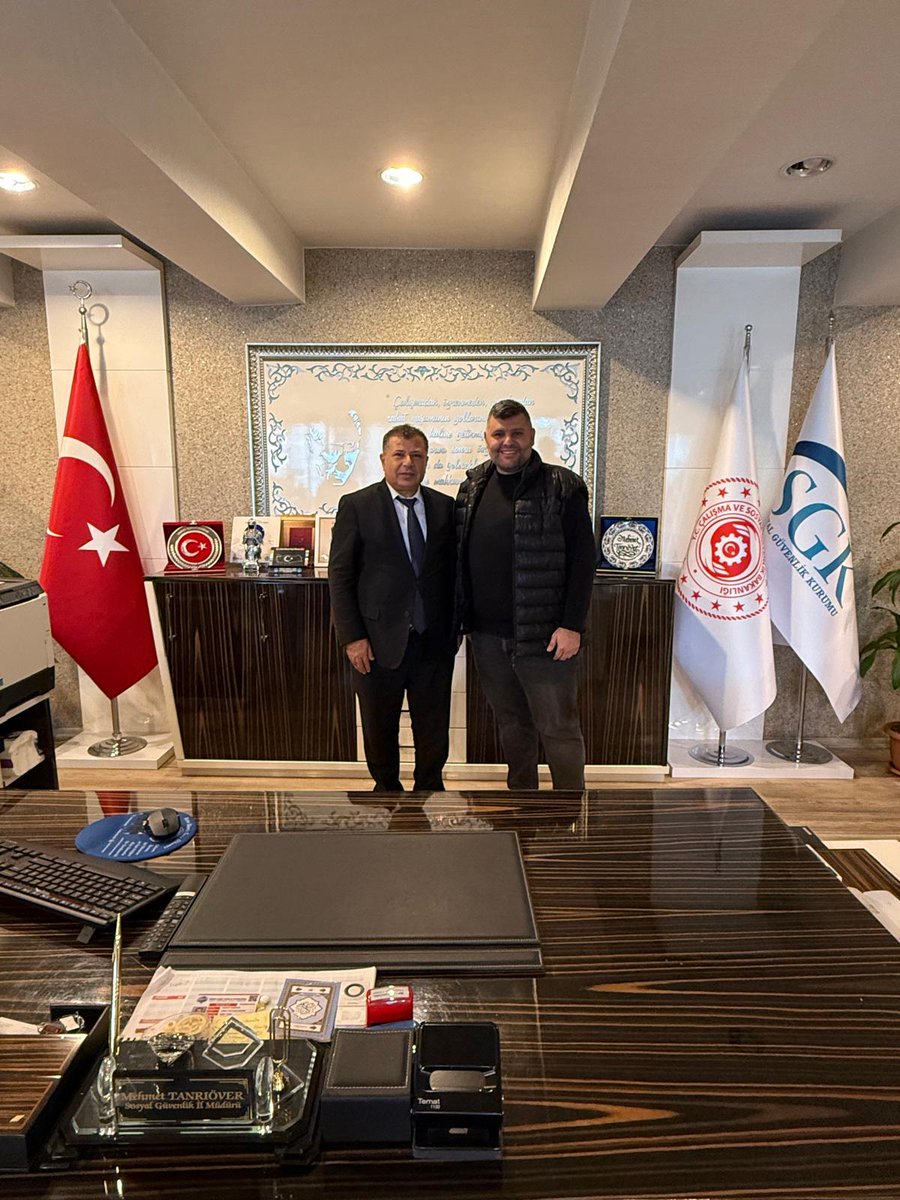 Sevgi Çiftliği işletme sahibi Sn. Nedim TEKERLİ, İl Müdürümüz Mehmet TANRIÖVER' i makamında ziyaret etti. Nazik ziyaretleri için kendilerine teşekkür ederiz.
<a href="/sgksosyalmedya/">SGK</a> <a href="/over_mehmet/">Mehmet TANRIÖVER</a> #sgk #Antalya