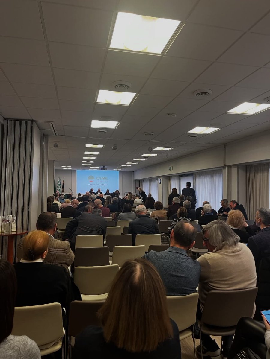 #CONSIGLIOGENERALE 
📌 Oggi a Mestre il Consiglio generale di Cisl Veneto, ultimo dell’anno, che ha riunito 130 delegati, operatori e dirigenti sindacali da tutti i territori. 

Ad aprire i lavori il segretario generale di Cisl Veneto Massimiliano Paglini.