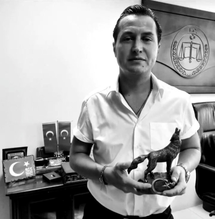 bosunatiklama's tweet photo. Yenidoğan Çetesi lideri Fırat Sarı'nın avukatı, adliyedeki soygunun şüphelilerinden Kemal D.'nin avukatlığını üstlendi. https://t.co/KsMXPsGSGr