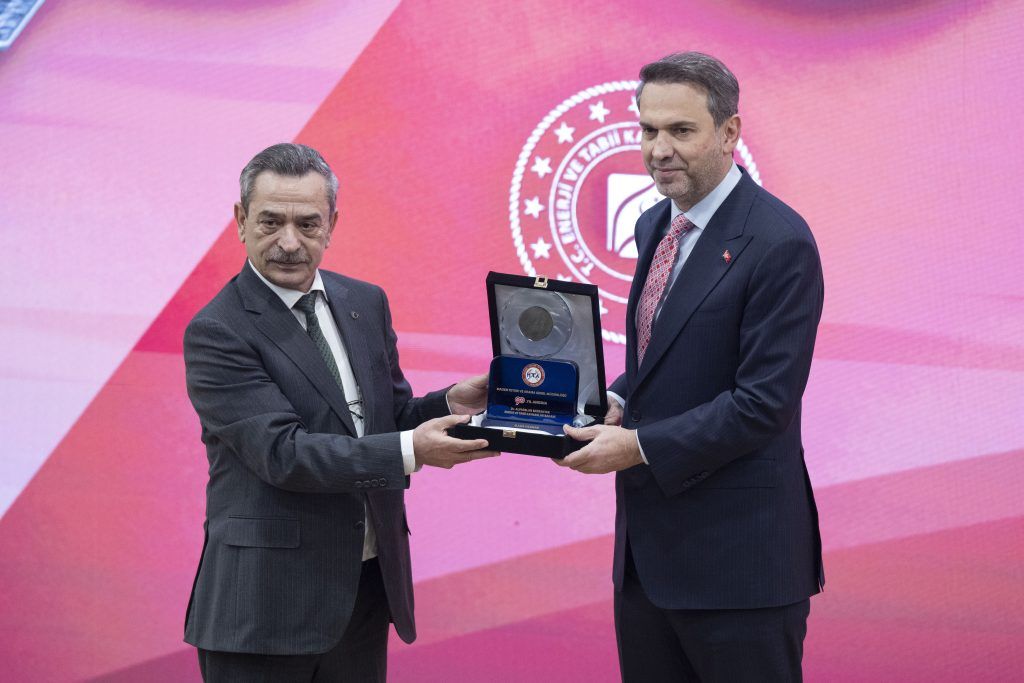 enerjigundemim's tweet image. Bayraktar, Eti Maden ve MTA’nın 90. Yılını Kutladı 

 "MTA'nın arayan ve bulan gözü, Eti Maden işleyen ve değer katan eliyle, 'Türkiye Yüzyılı, Madenciliğin Yüzyılı' olacak."

enerjigundemi.com/bayraktar-eti-…
#Madencilik #EtiMaden #MTA #EnerjiSektörü #enerjihaberleri #AlparslanBayraktar