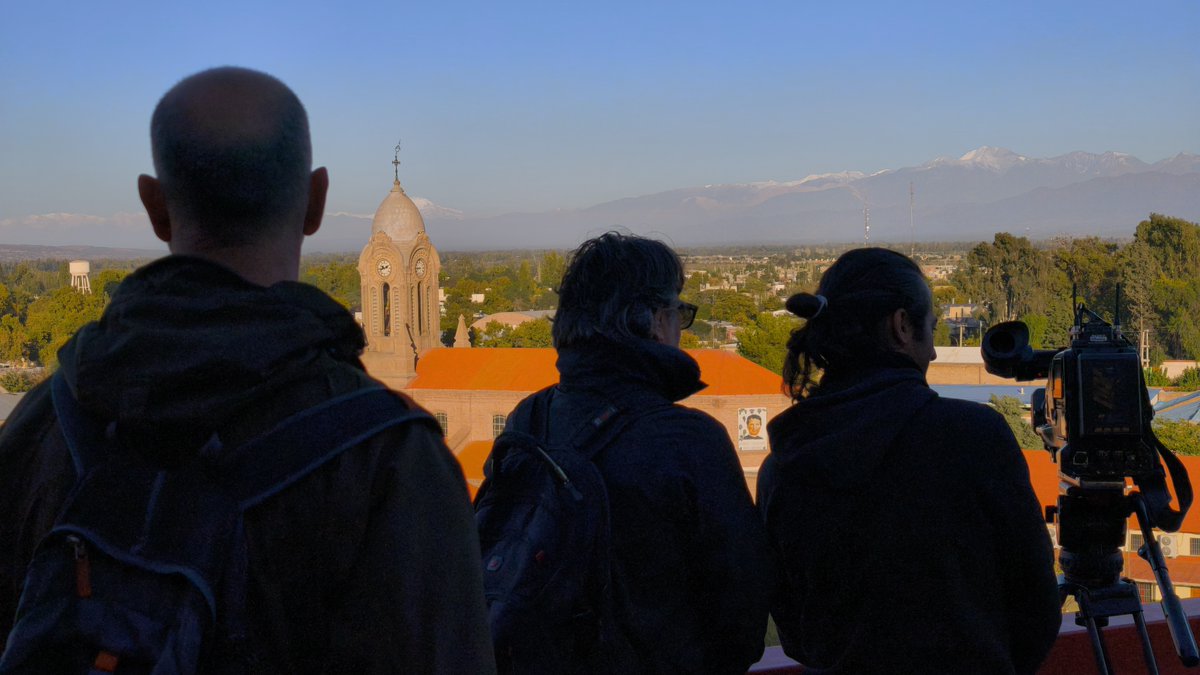 PueblodeDiostve's tweet photo. 📢Recuerda, este domingo 7 de diciembre, nuevo programa de #PuebloDeDios: "Mendoza, con sabor salesiano". 🎥Te dejamos algunos momentos del rodaje. ⏰A las 11:30h (peninsular) en📺@la2_tve
@tveint_europa @rtveplay
@prensaCEE @MediosConfer @MSalesianas https://t.co/1FpcmIejKh