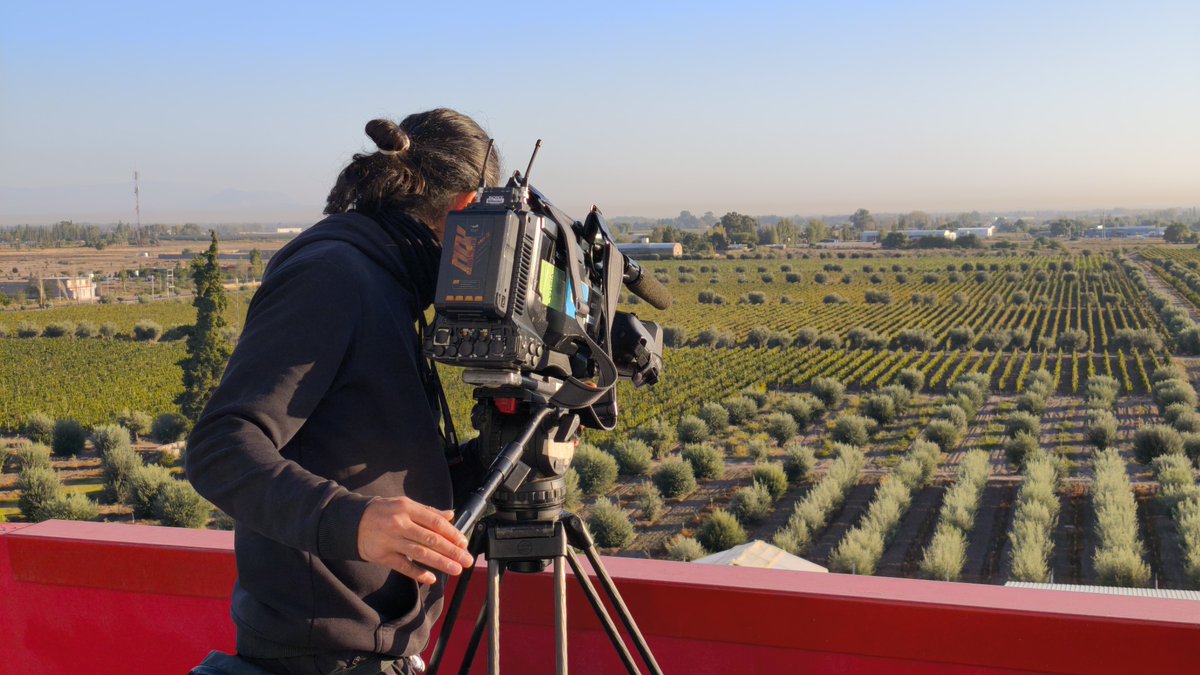 PueblodeDiostve's tweet photo. 📢Recuerda, este domingo 7 de diciembre, nuevo programa de #PuebloDeDios: "Mendoza, con sabor salesiano". 🎥Te dejamos algunos momentos del rodaje. ⏰A las 11:30h (peninsular) en📺@la2_tve
@tveint_europa @rtveplay
@prensaCEE @MediosConfer @MSalesianas https://t.co/1FpcmIejKh