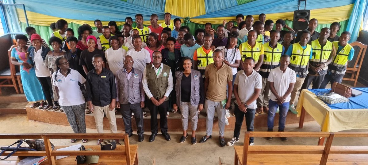 RusiziDistrict's tweet photo. None abo muri komisiyo y'uburenganzira bwa #Muntu bakomeje ibikorwa by'icyumweru cyahariwe uburenganzira bwa Muntu mu karere ka #Rusizi bahugura urubyiruko mu mirenge ya Nyakabuye,Muganza na Bugarama. https://t.co/sIfhRLMzzp