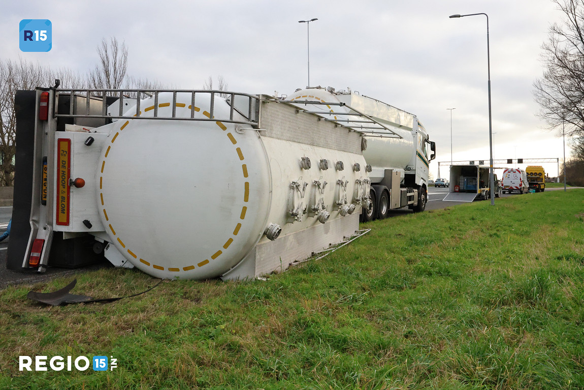 Verkeershinder door gekantelde trailer op A20 bij Maasdijk