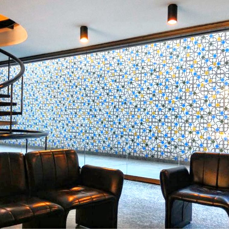 albatista__'s tweet image. Painel de azulejos no hall de entrada da embaixada do Brasil em Buenos Aires. A obra é de Athos Bulcão, produzida em 1989.

📷 - Eu mesmo.