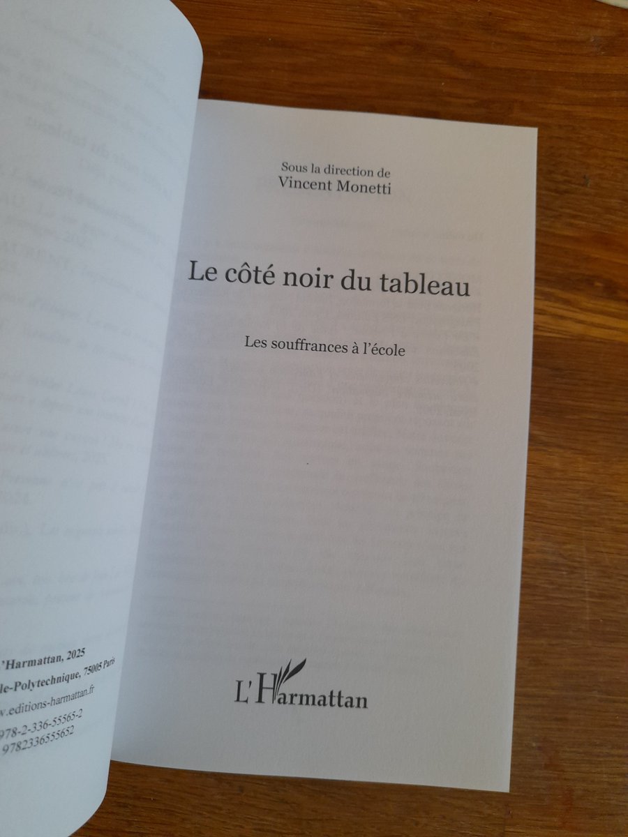 ELePipec's tweet photo. Est ce que ça porte un nom, un livre dont le texte ne correspond pas à la couverture ? https://t.co/azSBvcKoky