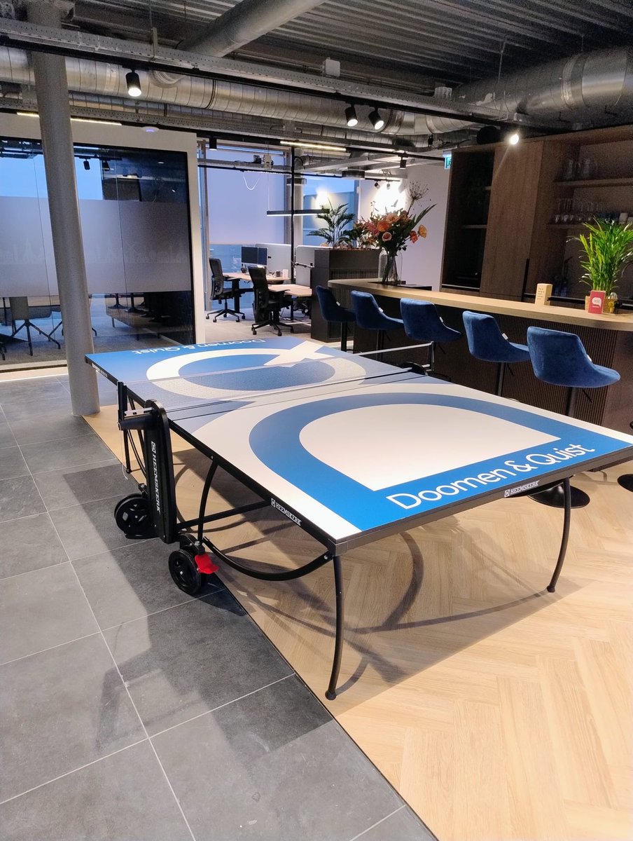 Dat is het leuke van een tafeltennistafel, die heeft een speelveld bestaande uit twee gedeeltes. 

Daardoor leent het zich uitstekend voor een design in twee varianten, zoals ze bij Doomen &amp; Quist heel goed hebben begrepen. #tafeltennis 

playheemskerk.com/bedrukte-tafel…