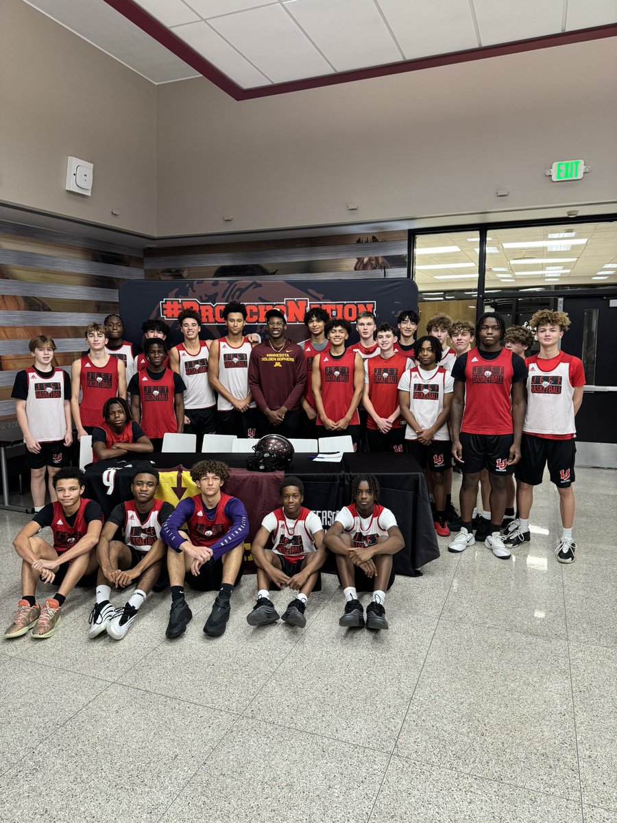 bronchombb's tweet photo. Congratulations to Aaden Aytch for officially signing with Minnesota 🐎 https://t.co/XEuzGmKY5p