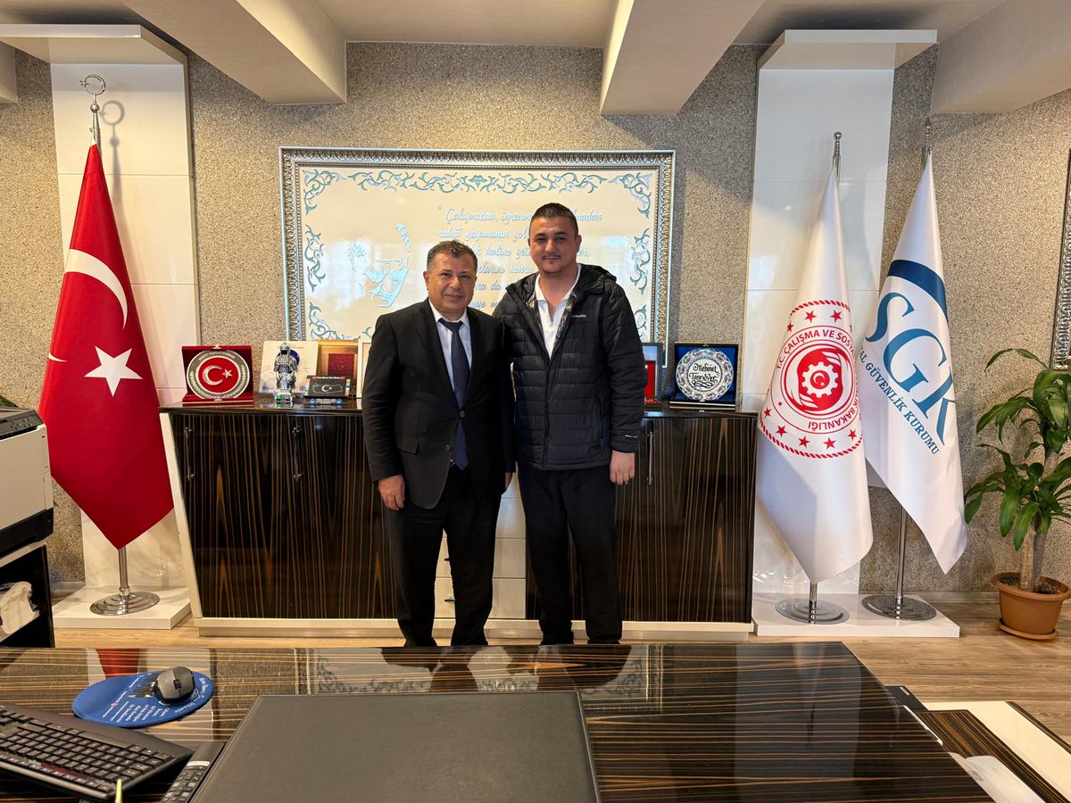 Antalya hal esnafımız Sn. Hakan AKA, İl Müdürümüz Mehmet TANRIÖVER' i makamında ziyaret etti. Nazik ziyaretleri için kendilerine teşekkür ederiz.
<a href="/sgksosyalmedya/">SGK</a> <a href="/over_mehmet/">Mehmet TANRIÖVER</a> #sgk #Antalya