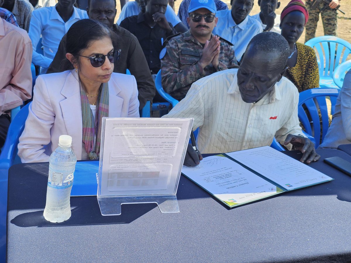 unmissmedia's tweet photo. #PeaceBegins in many ways, and enjoying good health certainly helps. To assist internally displaced persons in Bor, #SouthSudan, in maintaining theirs, #UNMISS peacekeepers from #SouthKorea have distributed cholera vaccines and water treatment substances to the community, whose access to clean drinking water is often limited.
#A4P