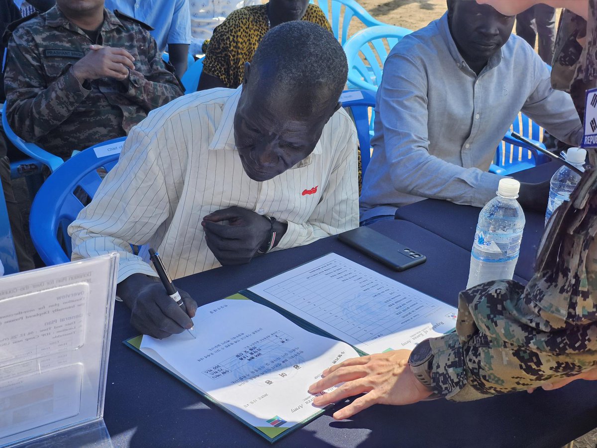 unmissmedia's tweet photo. #PeaceBegins in many ways, and enjoying good health certainly helps. To assist internally displaced persons in Bor, #SouthSudan, in maintaining theirs, #UNMISS peacekeepers from #SouthKorea have distributed cholera vaccines and water treatment substances to the community, whose access to clean drinking water is often limited.
#A4P