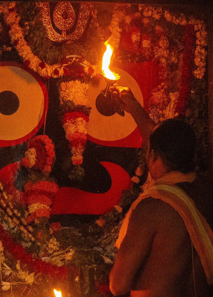 Ashish_J2's tweet image. जगन्नाथ महाप्रभु ✨
पुरी के भगवान, विष्णु के अवतार।
बालभद्र और सुभद्रा के साथ पूजे जाते हैं।
हर साल उनकी भव्य रथ यात्रा होती है।
भक्ति, प्रेम और करुणा के प्रतीक।
संसार के भगवान, हमारे जगन्नाथ। 🙏

जय जगन्नाथ 🔥