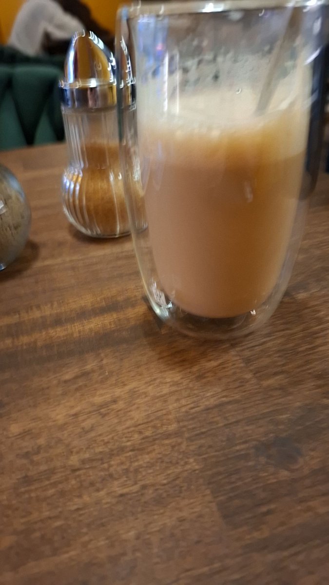 Erste Latte allein. Freund verspätet sich. Danach sauf ich noch nen Latte mit ihm... und er wird bestimmt wieder nen Stk Torte mümmelte.😊✌🏻