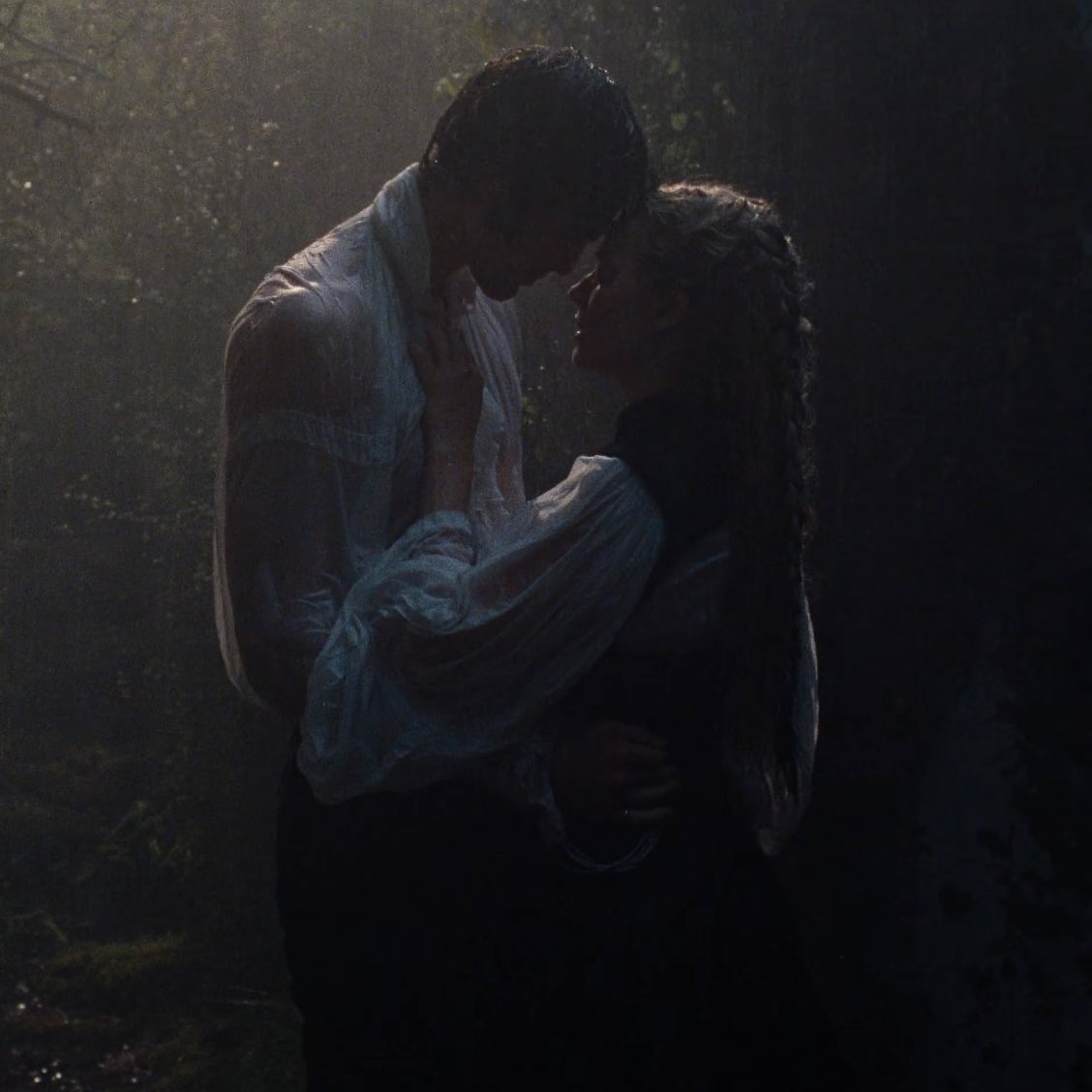 Margot Robbie describes a scene in ‘WUTHERING HEIGHTS’ where Jacob Elordi’s Heathcliff picks her character up using “only one arm” and shields her face from the rain using another.

“It almost made me weak at the knees,” says Robbie as she let out a dramatic sigh.