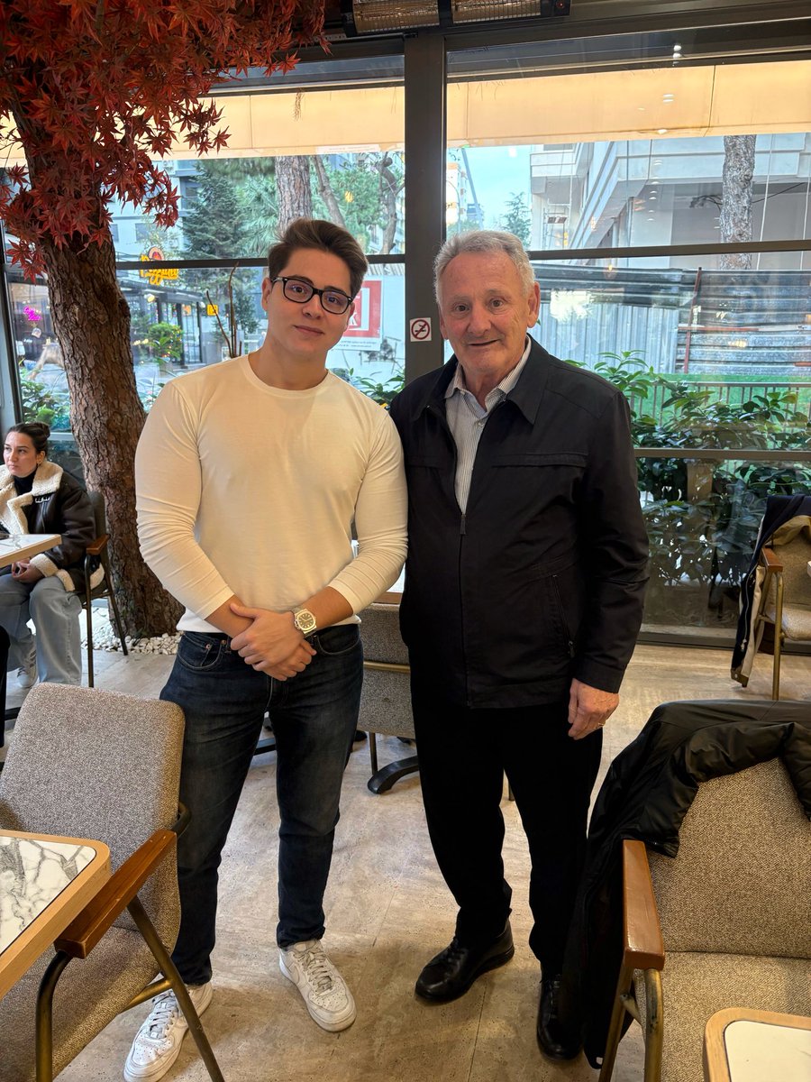 falpyuce's tweet image. Fenerbahçe tarihine adını altın harflerle yazdıran, Çubuklu'nun en büyük efsanelerinden Cemil Turan ile... 

Hem anılarını dinlemek hem de o çok değerli tavsiyelerini duymak benim için paha biçilemez bir deneyim oldu. Bu anı ölümsüzleştirmek benim için çok büyük bir onur…💛💙