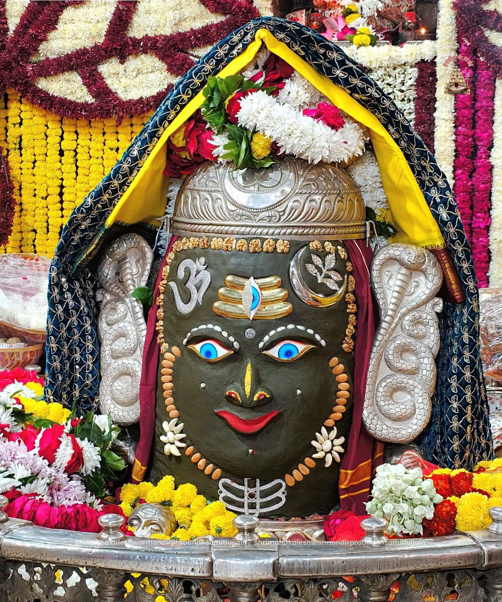 Neeru_Devi1772's tweet image. सोने से पहले श्री महाकालेश्वर ज्योतिर्लिंग जी के आज के संध्या आरती शृंगार दर्शन कर लीजिए। जय श्री महाकाल सरकार