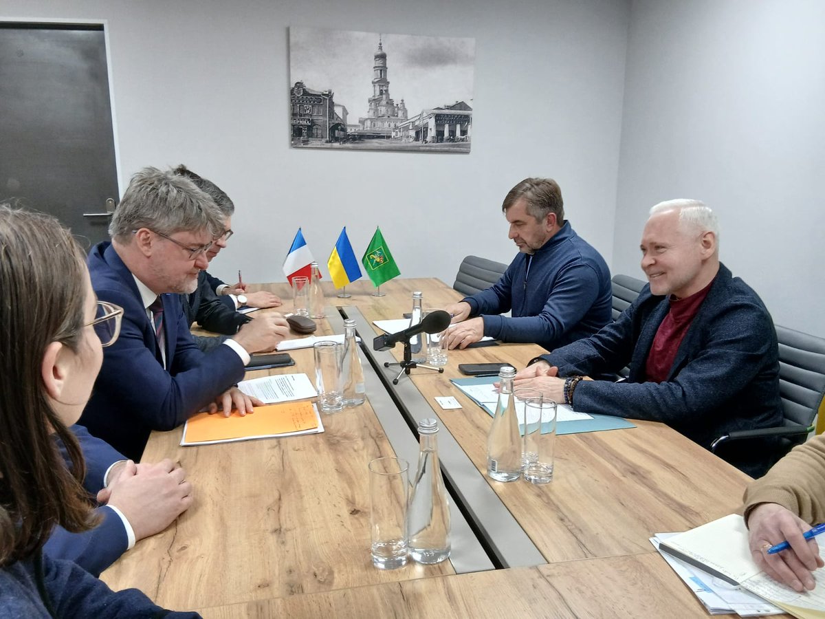 GaelVeyssiere's tweet image. Retour sur mon déplacement à Kharkiv, 4 mois après la visite des Ministres @jnbarrot et @andrii_sybiha Echanges avec le maire et le gouverneur sur l'énergie, l'éducation et la santé. Ouverture de l'agence de notre Consul honoraire.
La 🇫🇷 est aux côtés de #Kharkiv l'invaincue ! 👇