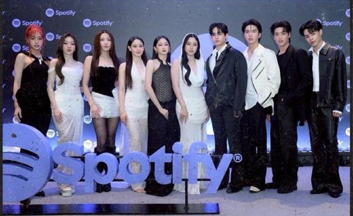 Idareyou2sing's tweet photo. Their height deceives until they stand next to women.
Wow they are tall!
CLOVER AT SPOTIFY TH 2025
#SpotifyWrappedLiveTH2025
#barcodetin #Keenkeno #aliazhl_ #20aungpao #CLO_VER #RISERMUSIC #GMMTV #FELLIZ https://t.co/i97rAf8tY3