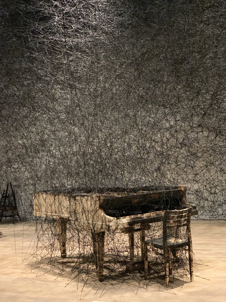 塩田千春さんの展示また見たいなぁ🧵
あれは本当に魂ふるえた。

メッセージ性強すぎて、展示見てあんな疲れたの初めてだった笑