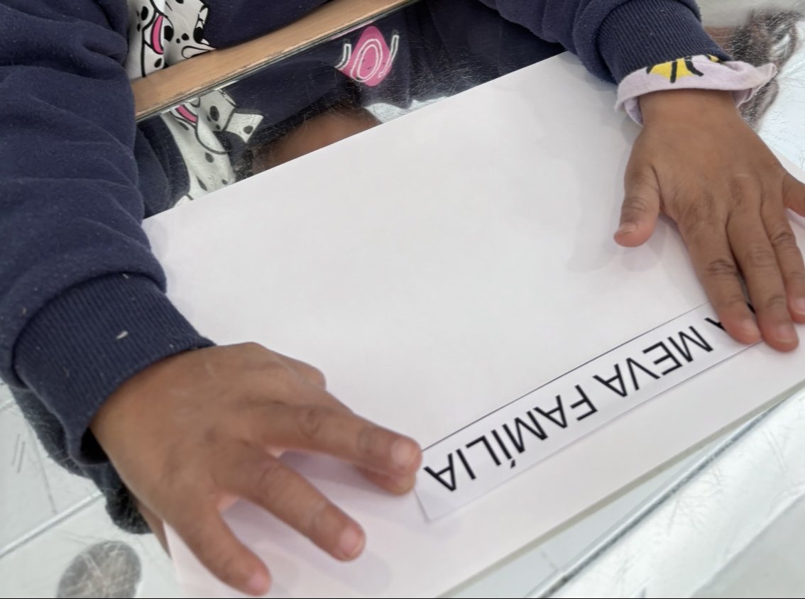 arenaldellevant's tweet photo. Aquests dies els infants de les classes de Les patates i de Les bombolles hem rebut a les nostres famílies per parlar dels diferents models familiars. També hem explicat contes i ens hem dibuixat. #EI4 #convivencia https://t.co/39pnZYqCbY