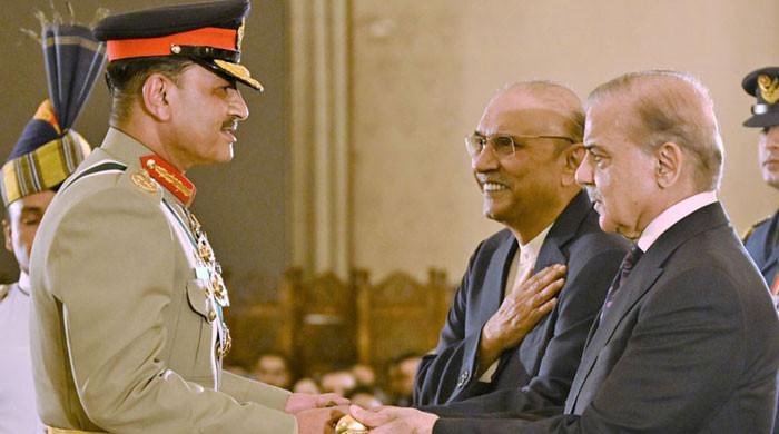 🚨🚨#BREAKING: Prime Minister <a href="/CMShehbaz/">Shehbaz Sharif</a> moved summary of advice to president <a href="/AAliZardari/">AsifAliZardari</a> for notification of Chief Defence forces and Chief of Army Staff for field marshal #AsimMunir.