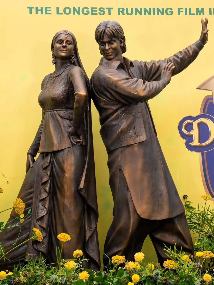 SRKUniverse's tweet photo. The magic of DDLJ, now cast in bronze for generations to witness. 🤍🌟

@iamsrk @itsKajolD @yrf 
#SRK #ShahRukhKhan #Kajol #30YearsOfDDLJ #DDLJ #DilwaleDulhaniaLeJayenge #LeicesterSquare #YRFInternational #London #King https://t.co/D4jTbv3ldJ