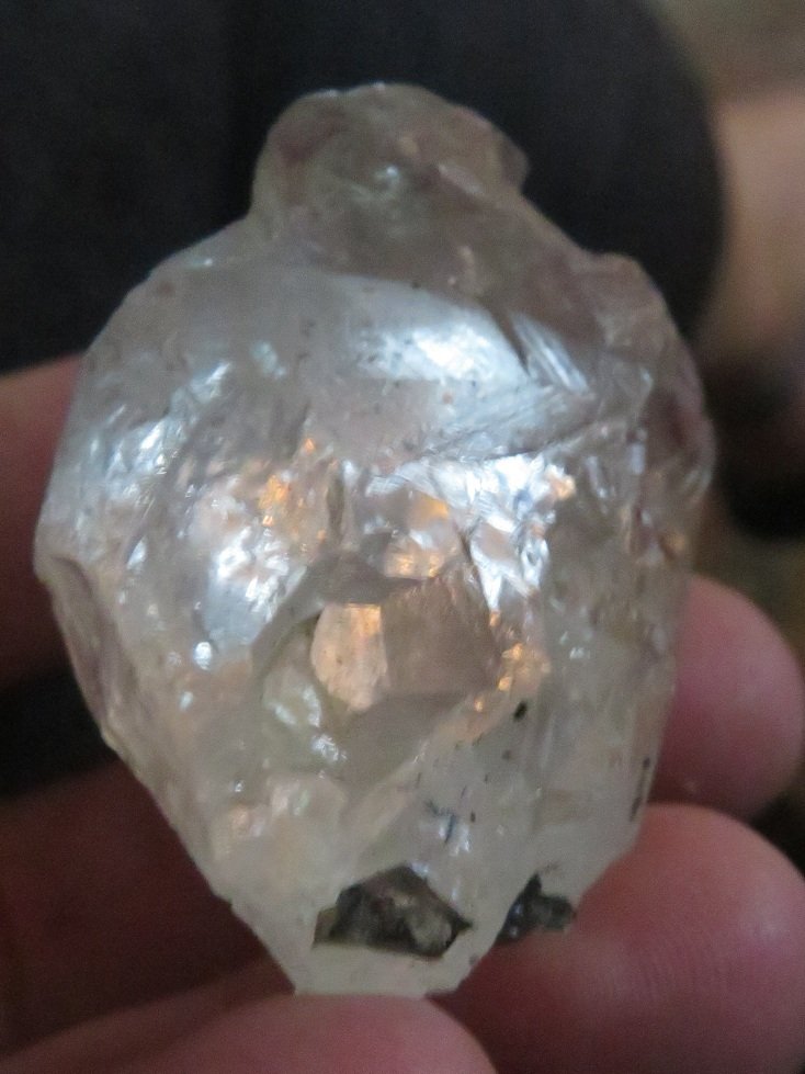 hexalchemist's tweet photo. Here is a newer photo of this stone. Lo and behold, it's a heart. I have improved my photography skills. 🙂 https://t.co/ucWXOrfpqO