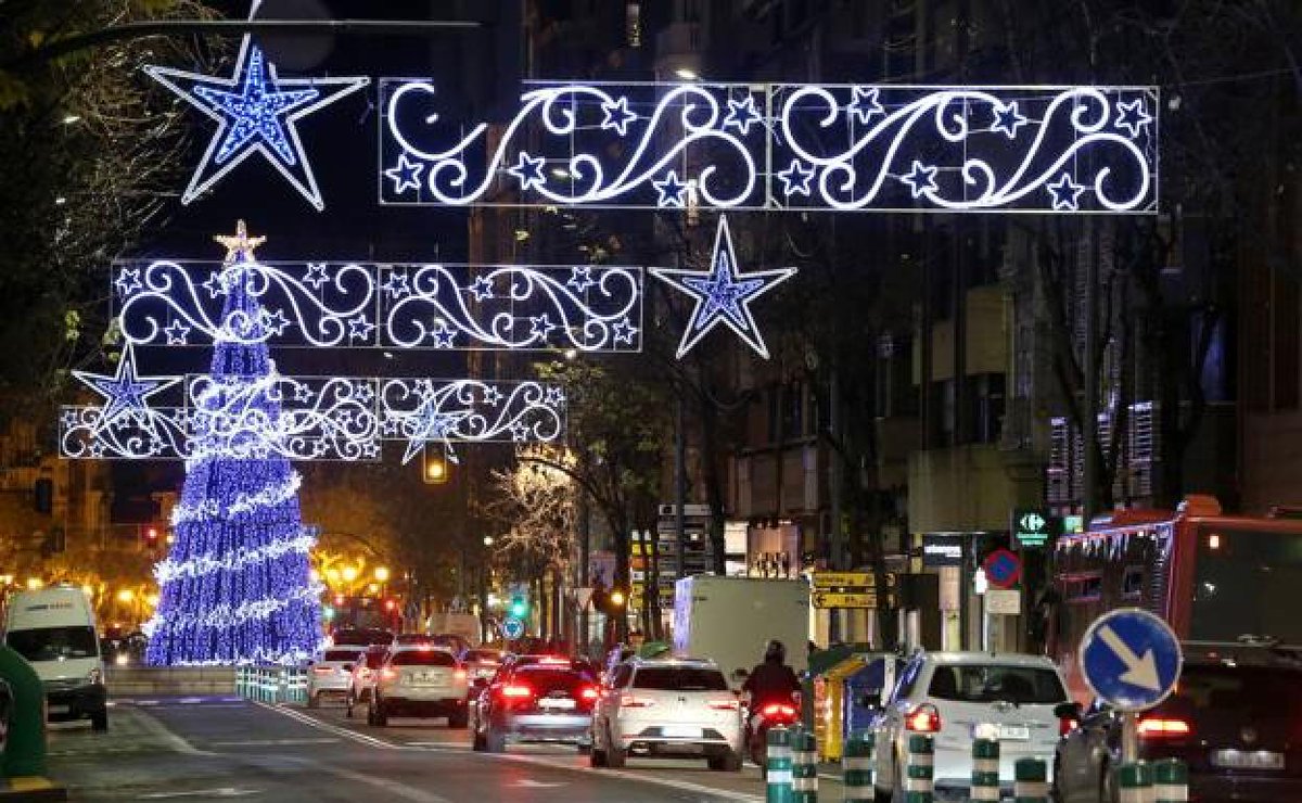 Vara de Rey este año VS Vara de Rey en 2020. ¿Este el famoso contrato "mejorado" del que nos hablaba ayer <a href="/EzquerroSanz/">Celia Sanz Ezquerro</a>? Menuda tomadura de pelo. Logroño no merece esta paupérrima decoración.