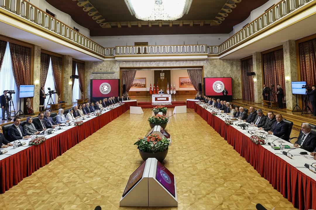 KHK meselesinin olmaması çok büyük bir eksiklik!

CHP'nin 'Terörsüz Türkiye' komisyonundaki çözüm önerileri:

— AYM ve AİHM kararlarının uygulanmasına yönelik siyasi engeller kaldırılmalı.
— Toplumsal barışın inşası için hak ve özgürlüklerin kullanılmasına engel olan