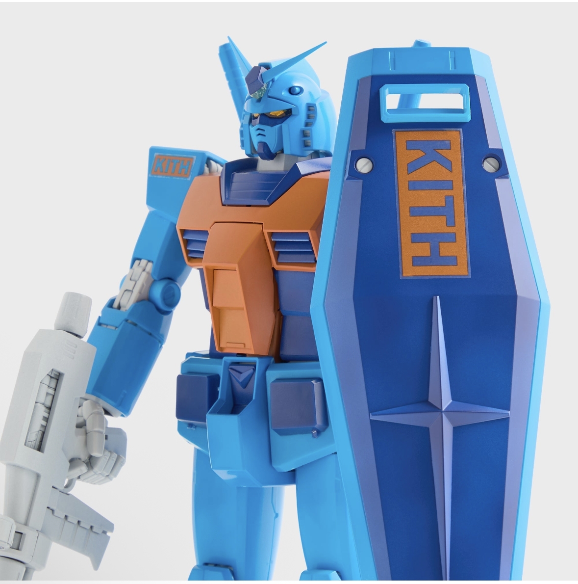 fullress's tweet image. KITH x ガンプラ コラボキットが2025年 12/5 発売 (キス ガンダム GUNDAM KITHMAS)

・海外 12/5 発売、国内後日発売予定
・ニューヨークシティをイメージしたカスタムカラーで、クラシックなガンダム「MG 1/100 RX-78-2」と「MG 1/100 Wing Gundam」がベース

&amp;gt;&amp;gt; fullress.com/kith-gundam-ki…