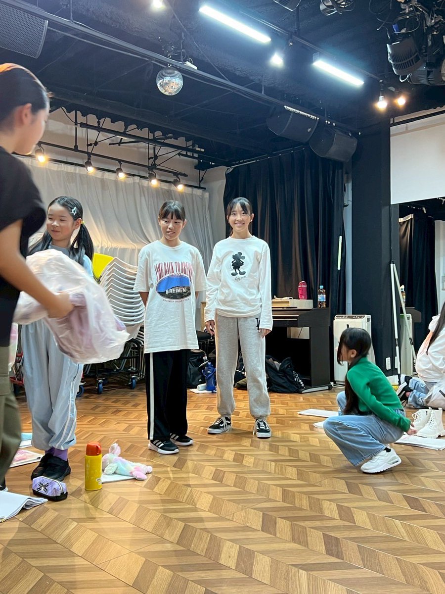 RE:MAKE vol.4『AI』見どころ14 衣装

本日は小屋入りでした！
今回の見どころの一つとして、絶対に紹介したいのが、衣装。
一着一着、心を込めて作ってくれた衣装は、どれも最高に素敵！早く見せたい！

写真は衣装合わせの時！

ご予約は
x.gd/REMAKEAI
まで！

6日(土)は、まだお席あり！