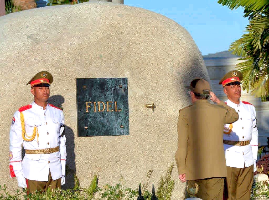 🔴🟢🔵|  El 4 de diciembre de 2016, en ceremonia solemne y privada, son inhumadas las cenizas del líder histórico de la Revolución cubana Fidel Castro, en el Cementerio de Santa Ifigenia, de Santiago de #Cuba 

#100AñosConFidel