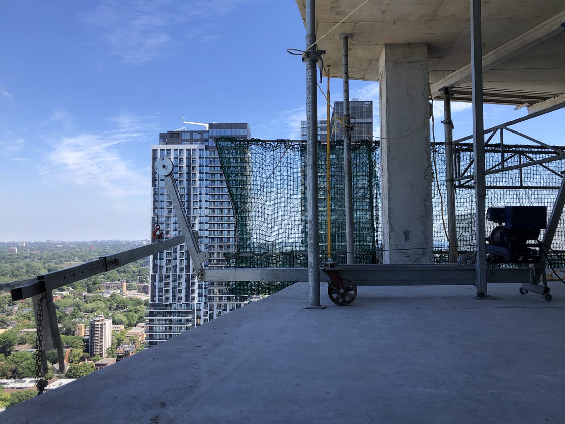 iwwinc_canada's tweet photo. Revolutionize construction safety with Smart Net! This system includes the Smart Net Crane which reduces reliance on the tower crane. Don't just cover – protect your site smartly without exposing the entire perimeter with this modular system. Compatible with Edge Fan. #SmartNet https://t.co/6VYovBjP5G