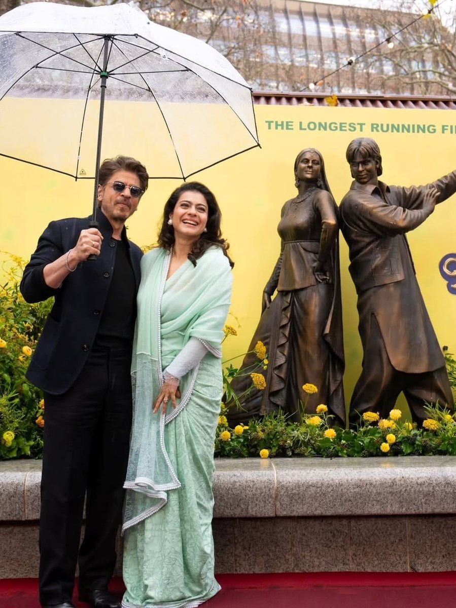 SRKUniverse's tweet photo. SRK and Kajol — magic that never needed a script. ❤️✨
@iamsrk @itsKajolD @yrf
#SRK #ShahRukhKhan #Kajol #30YearsOfDDLJ #DDLJ #DilwaleDulhaniaLeJayenge #LeicesterSquare #YRFInternational #London #King https://t.co/gD8rFjMR27