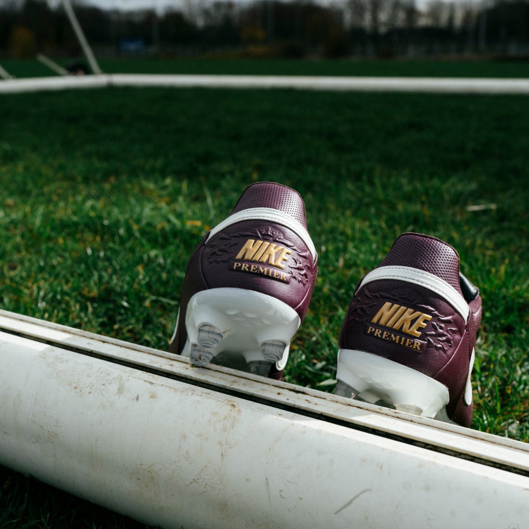 🔗 brnw.ch/21wY4YO

Klasse. Mehr muss man dazu nicht sagen. Sieh dir die neuen Nike Premier III-Farben an, die vom Tiempo 6 Red Wine von Pirlot inspiriert sind. Jetzt bei Pro:Direct Soccer erhältlich.