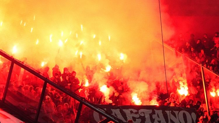 25.11.2025, Ajax Amsterdam🇳🇱 - Benfica🇵🇹, 

04.12.2025, UEFA has banned Benfica from selling tickets for the match in Turin because of the pyro in Amsterdam held in honor of Diabos Vermelhos leader, click for more here: hooligans.cz/2025/11/25/aja…

All in one place. Tap to download.
