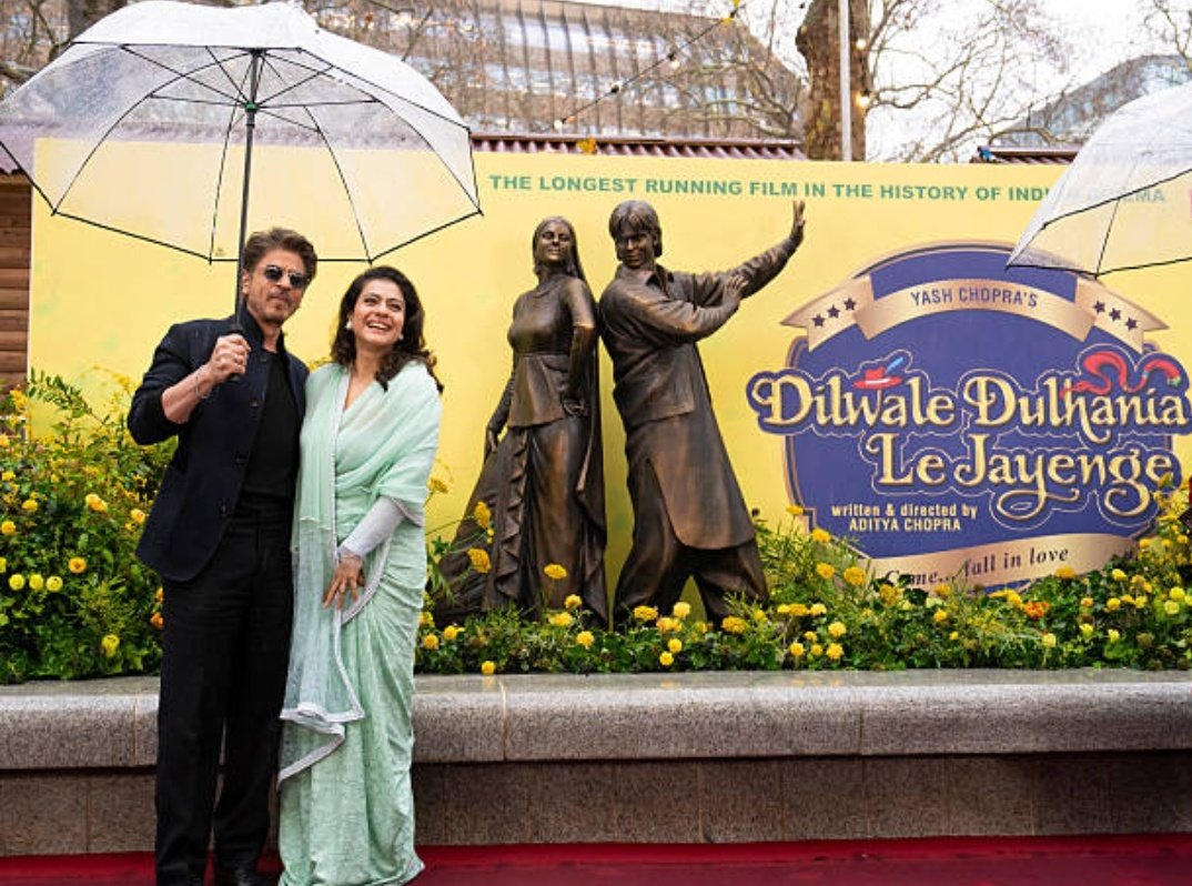 #ShahRukhKhan and #Kajol unveil a #DDLJ pose bronze sculpture in London’s Leicester Square.

#Celebs
