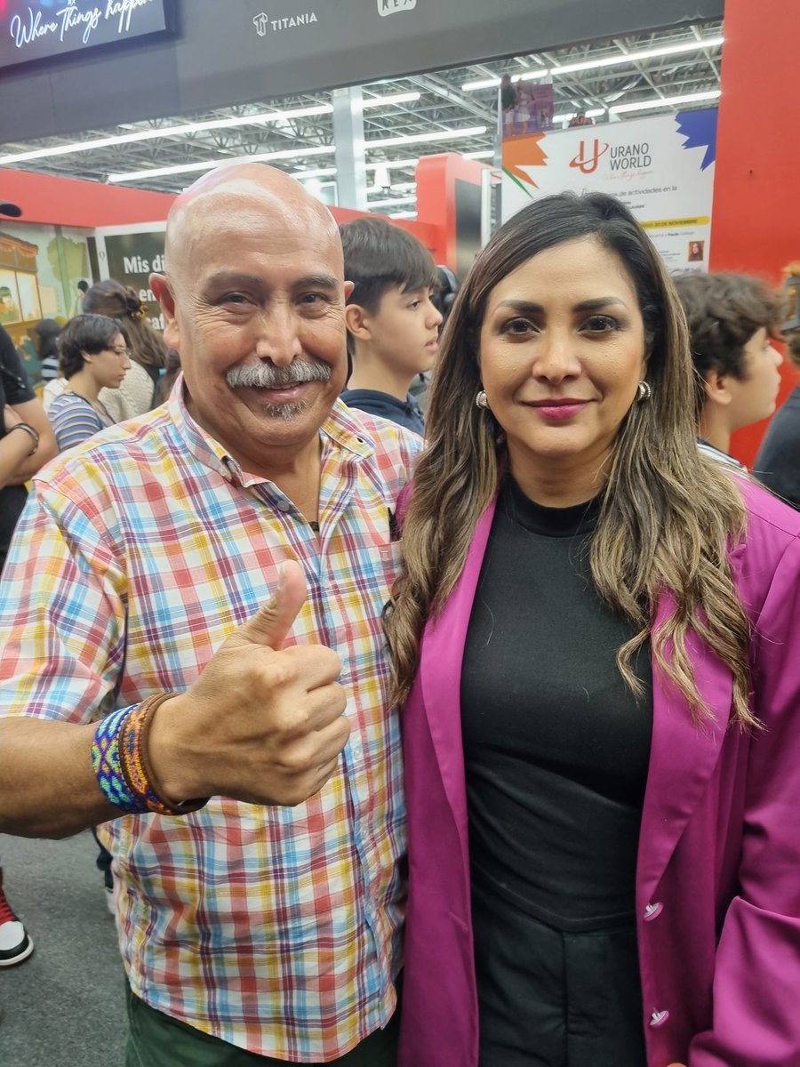 RamrezFede's tweet photo. Caminando por la FIL me abordo esta bella dama y me pidió que nos tomaramos una foto,alguien sabe como se llama?
@Sandra_Romandia 
@sonia_ssi 
@gojauregui 
@osvaldomonos 
@Jnlomeli @oscarbalmen https://t.co/jUl39WVwN5
