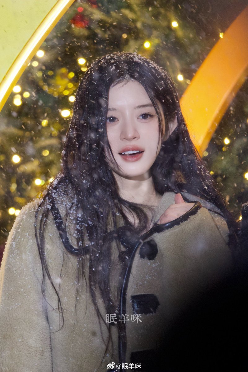 눈 맞는 민주가 왜 이렇게 예쁜거야 ❄️

m.weibo.cn/detail/5240247…