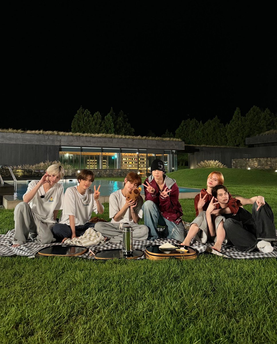 We’ve finally reached our last chapter in Jeju 🌊
Sharing warm compliments around the campfire had our emotions at MAX…
And by the end of our honest talk, the tears really began to flow.... 
42s~ Please wait for the day we open the time capsule together! 

.✦🐺