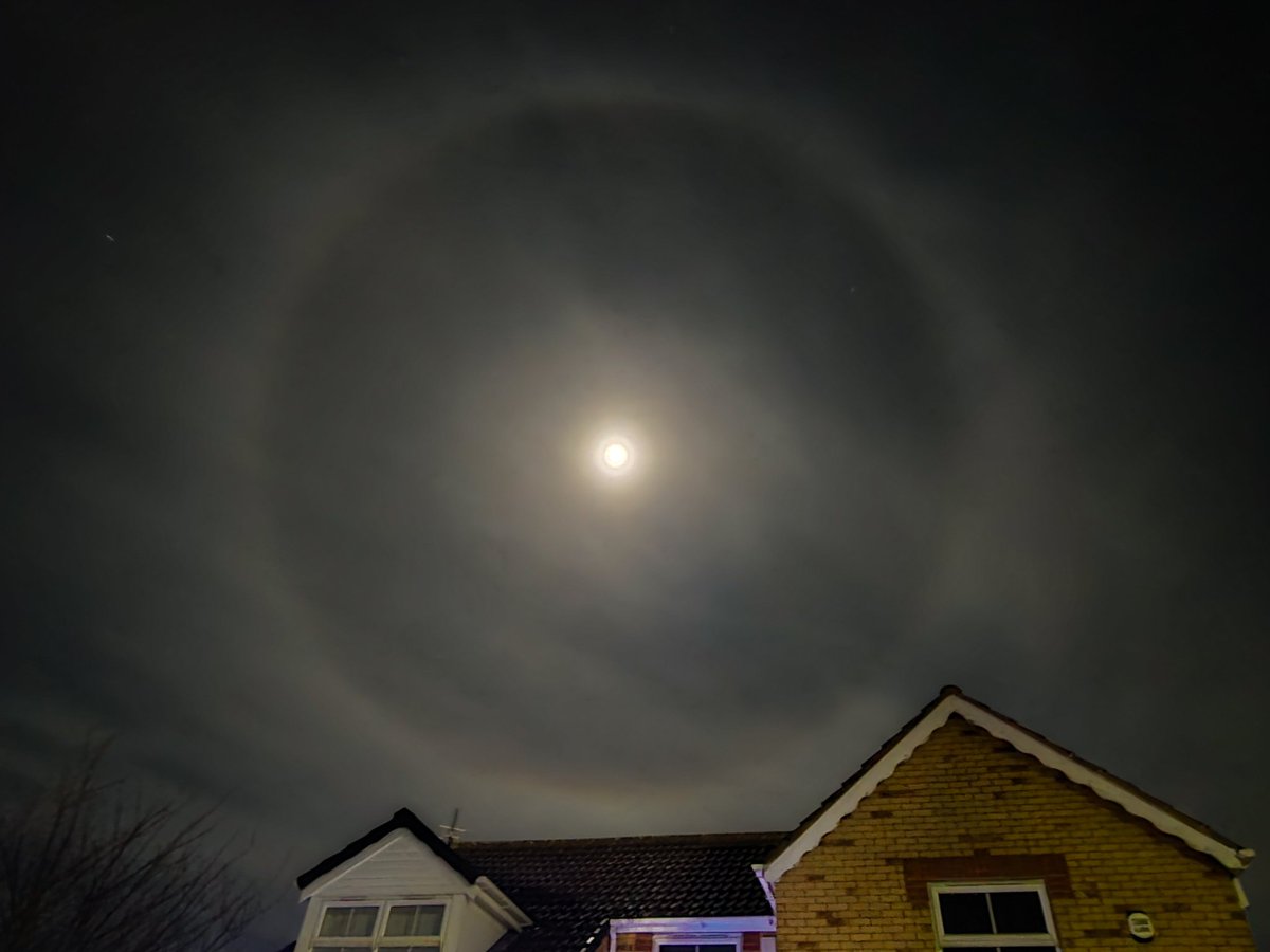 Thank-you <a href="/Hudsonweather/">Paul Hudson</a> <a href="/bbcweather/">BBC Weather</a> <a href="/BBCLookNorth/">BBC Yorkshire</a> for showing 3 of my moon halo photos at lunch time but who is Jacqueline Gill who was credited with them 🤔