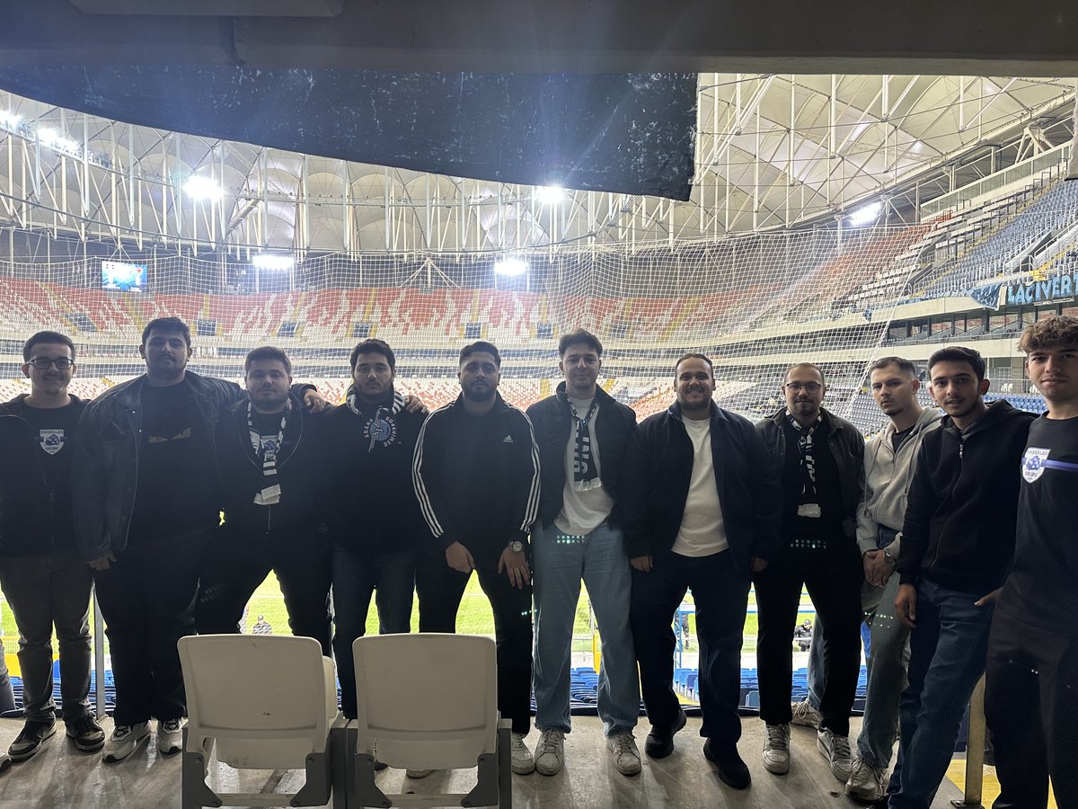 Yaptığımız hareketler eleştiriye kapalı, sebebi yaptıklarımız.

Biz bugünlere gelmedik acele, kardeşler yanımda hergün macera.