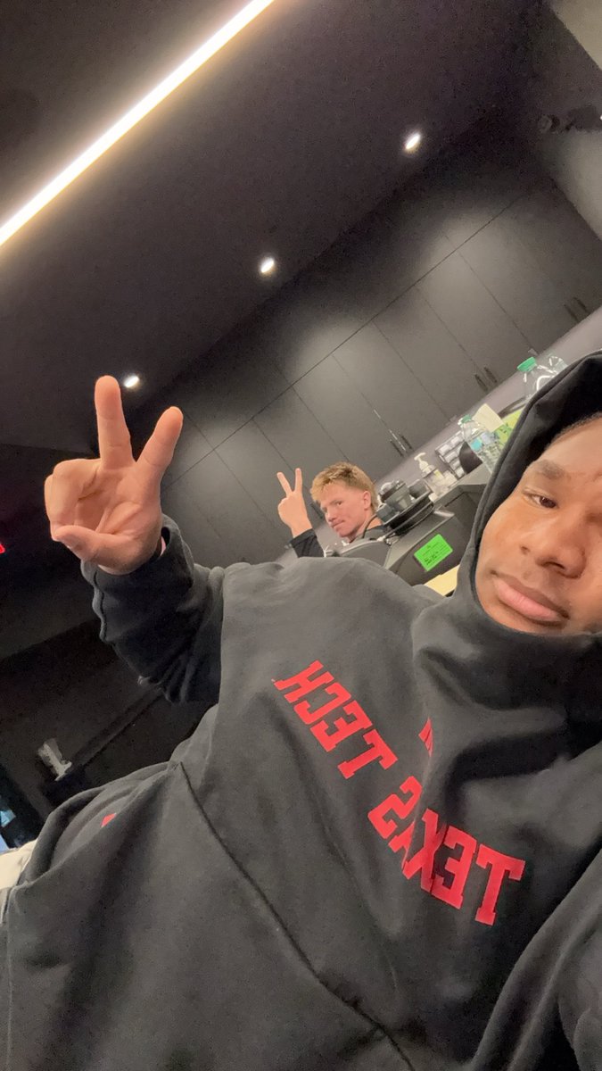 SkylerHoward0's tweet photo. Bored in the training room…. Me and WHEELS are doing great just in case anyone was wondering. 👆🏾 https://t.co/cZOXcunDUt