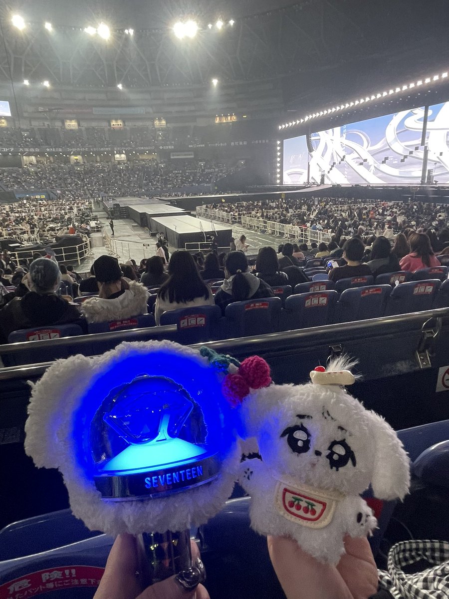 SVT_2288's tweet photo. 今回も良き席でした！
ハオちゃん後半ちょっとの間裏戻ってて心配やったなぁ😢
推しは髪短くなってるから若干下げの気持ちで行ったんやけどやっぱりあのボス感🥹🥹最高やね。ハオちゃんはもービジュが刺さりすぎて😇😇カッコ良すぎた
最高の1日をありがとうseventeen💎 https://t.co/1Jcgcb39Vi