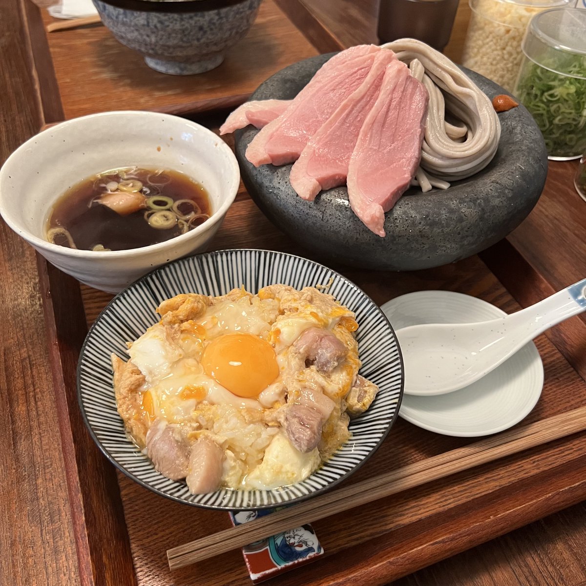 あったかい出汁に鴨の旨みがじんわり広がるかけ蕎麦🍲✨
多種多様な“街の住人”が集うこの一杯は、まさにズートピア流の「誰もがほっとできる場所」🐰🦊
 疲れた体も心も、ひと口でふわっと癒される🫧
皆さまのご来店を、ズートピアの街角からお待ちしています！🐾
#京都鴨蕎麦麦田