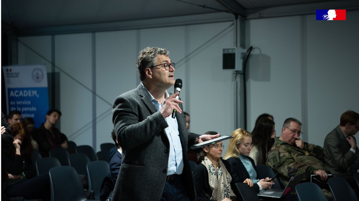 Heureux d’avoir ouvert hier le premier colloque de l’<a href="/acad_em/">Académie de défense de l'École militaire</a> consacré à la prospective stratégique.

Un moment fort, partagé avec nos partenaires institutionnels, nos experts, nos chercheurs et l’ensemble des acteurs réunis pour penser ensemble les futurs possibles de notre